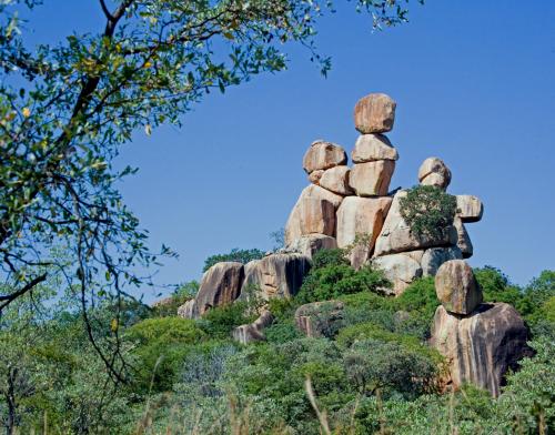 Balancing_Rocks_in_Matopos_National_Park.jpg